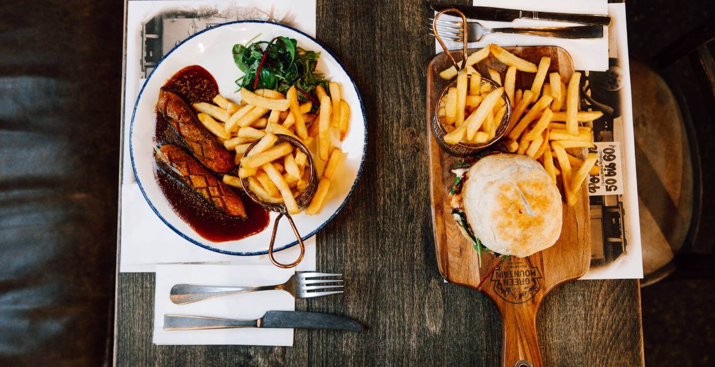 Bratwurst mit Pommes und Burger mit Pommes, Bratwurst with fries and burger with fries, Saucisse à griller avec frites et burger avec frites