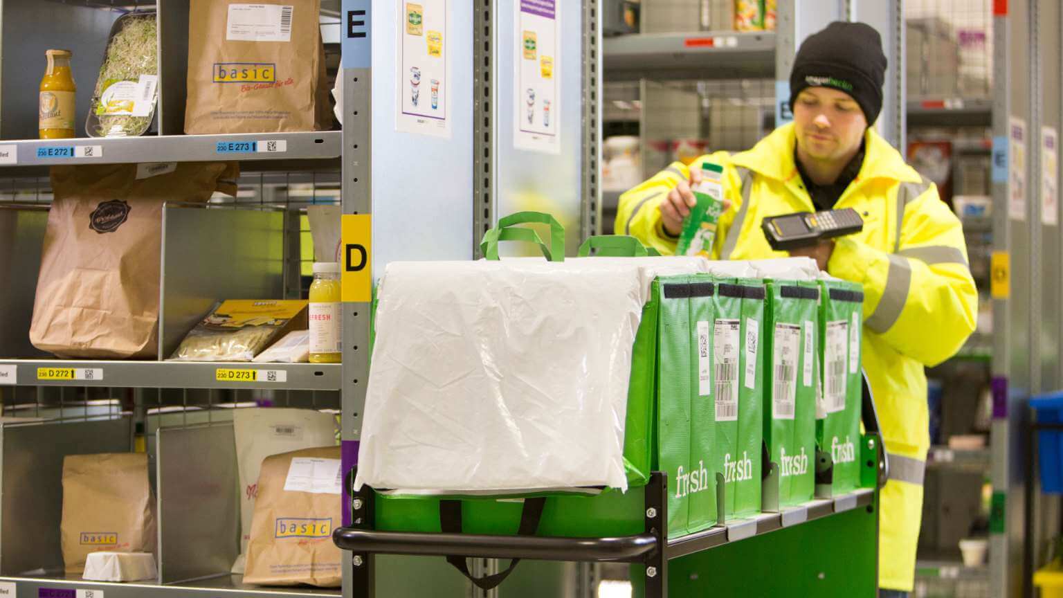 Mann der im Lager arbeitet, Man who works in a warehouse, Homme travaillant dans un entrepôt