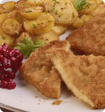 Schnitzel mit Bratkartoffeln & Preiselbeeren, Schnitzel with fried potatoes & cranberries, Escalope avec pommes de terre sautées & airelles rouges