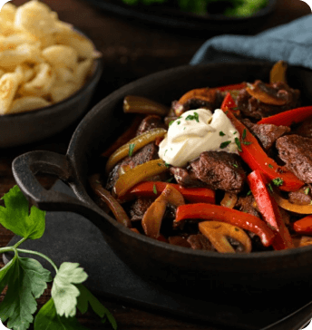 Stroganov mit plant-based Beef Chunks, Stroganov with plant-based beef chunks, Stroganov avec des morceaux de bœuf à base de plantation