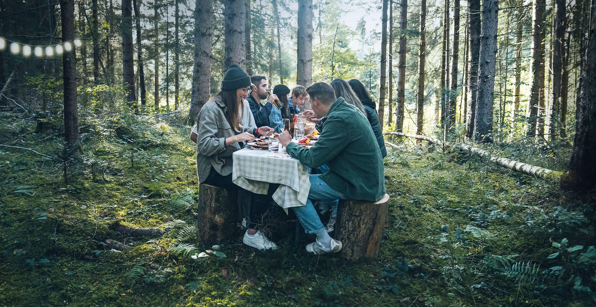 Personen essen einen Burger im Wald, People eat a burger in the forest, Les gens mangent un hamburger dans la forêt