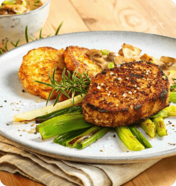 Schweinesteak mit Pilzsauce und Rösti, Pork steak with mushroom sauce and rösti, Steak de porc avec sauce aux champignons et rösti