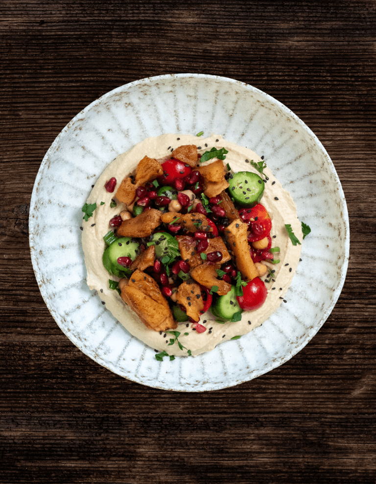 Hummus-Ring mit orientalischem Salat und The Green Mountain Swiss Chunks