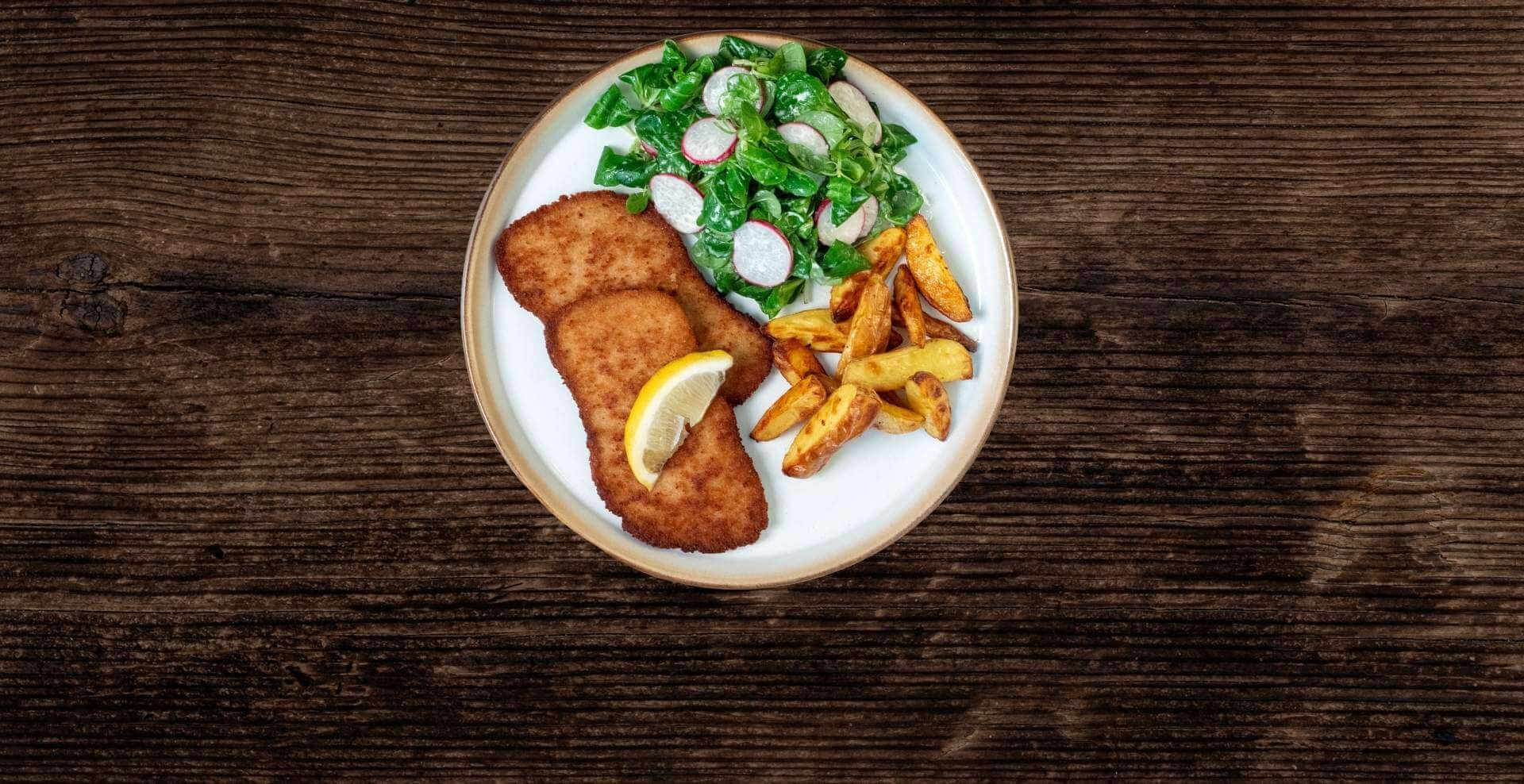 Nüsslisalat mit Kartoffelecken und THE GREEN MOUNTAIN Schnitzel