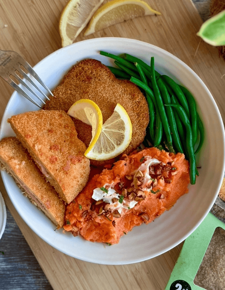 Cordon Bleu mit Ahorn-Süßkartoffelpüree und gerösteten Pekannüssen