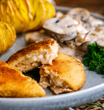 Veganes Cordon Bleu mit Hasselback-Kartoffeln und einer cremigen Pilzsoße