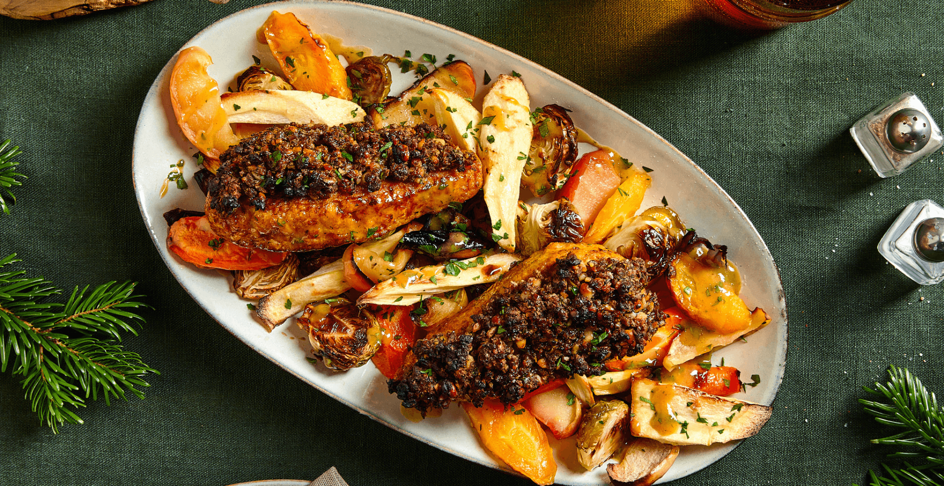 Filet mit Schwarzbrot-Pinienkern-Kruste und geröstetem Wintergemüse